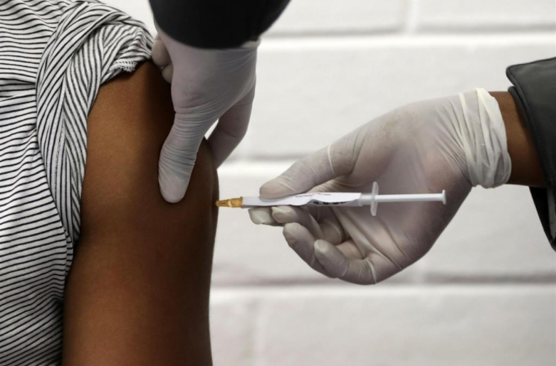 “Ma questo braccio è finto!”, no-vax va al centro vaccinale con arto di silicone: voleva solo il Green Pass