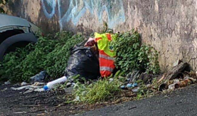 Emergenza nel quartiere Borgo-Sanzio, la denuncia del Comitato Vulcania: ” Strade sporche e proliferazione di micro-discariche abusive” – FOTO