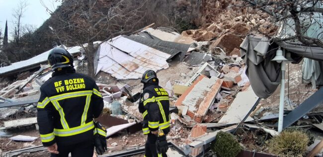 Drammatico incidente, costone roccioso frana su albergo: struttura semidistrutta, soccorsi sul posto