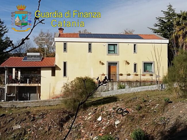 Pedara, villetta fittiziamente intestata ai figli: sequestro e denuncia per marito e moglie