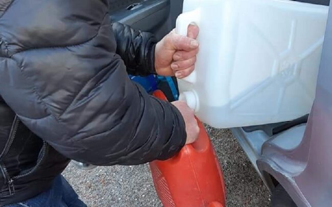 Cimitero di Vittoria senza acqua da giorni. “Una vergogna, dobbiamo acquistarla e portarla da casa” – FOTO