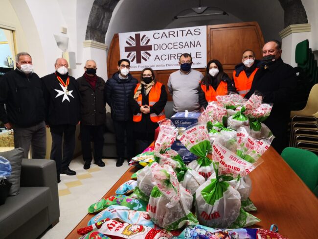 Dona un sorriso: il Priorato di Sicilia dona panettoni e calze alla Caritas di Acireale