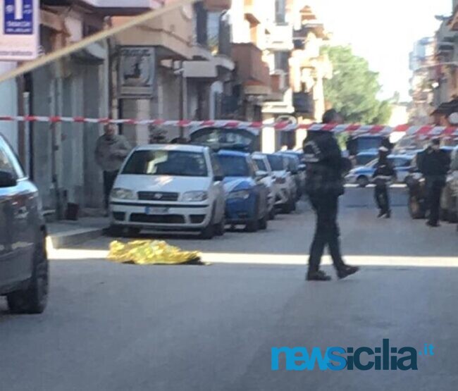 Ragazzo si lancia dal terzo piano e muore: ennesima tragedia in Sicilia, folla di curiosi in via Alessandria