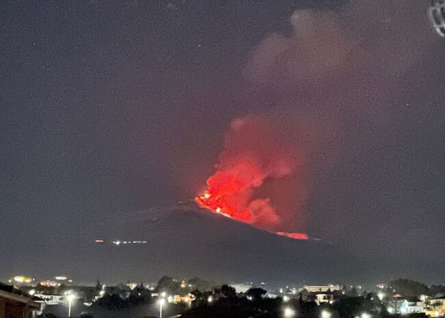 Catania, l’Etna infuoca il cielo e lo tinge di rosso: fontana di lava ed eruzione nella notte – Le FOTO