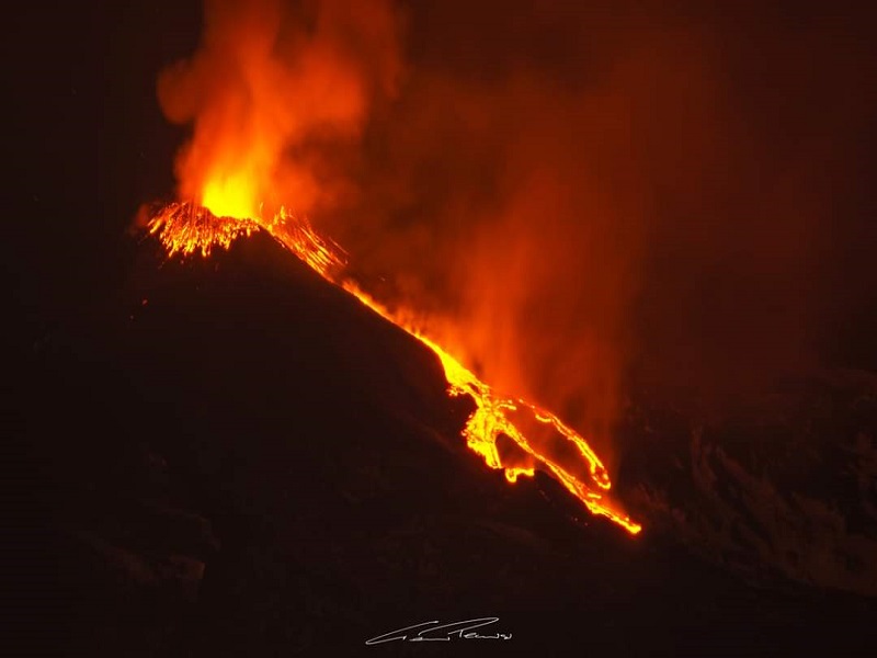 Etna in eruzione, continuano i movimenti: trabocco lavico al Cratere di Sud-Est