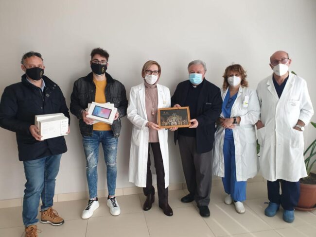 Covid Catania, la parrocchia di monsignor Lanzafame dona 6 tablet all’ospedale San Marco