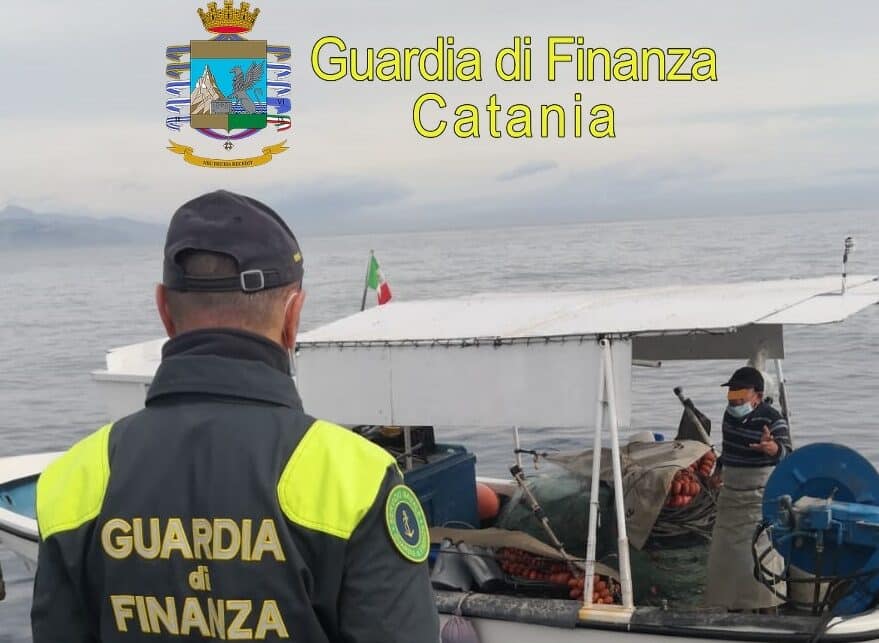 Controlli anti-Covid a Catania anche via mare, sanzionati dalla Finanza due pescatori – Il VIDEO