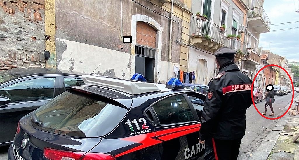 Catania, finisce incubo per due donne: botte con manico di scopa, violenze sessuali ed estorsioni
