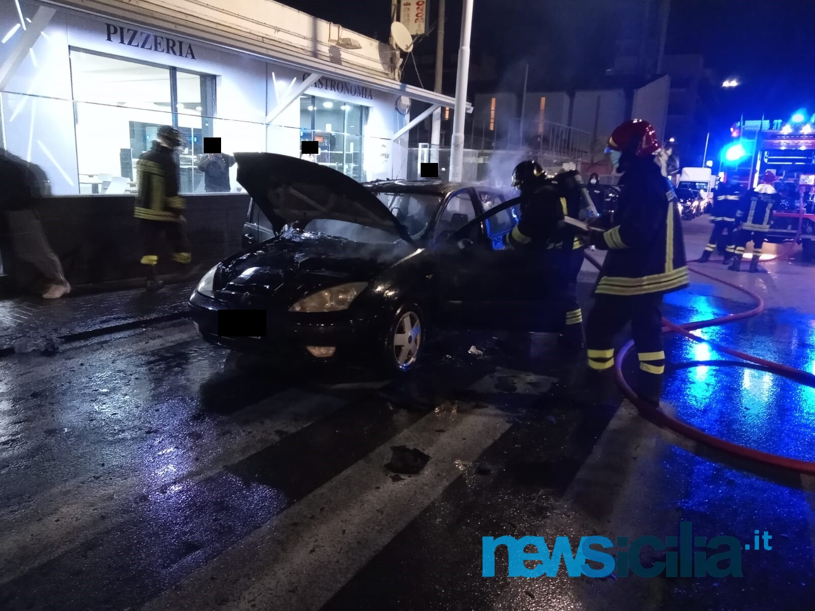 Paura a Catania, auto in fiamme al viale Mario Rapisardi: vigili del fuoco in azione – FOTO