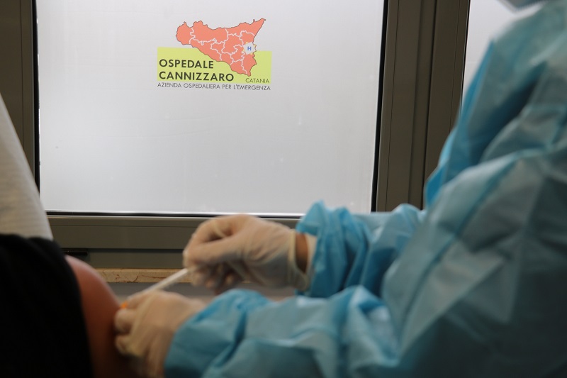 Vaccino Coronavirus, iniziano i richiami dopo le prime dosi a Catania: somministrate dosi al Cannizzaro