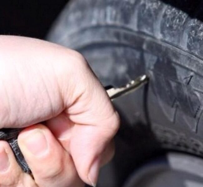 Gomme dell’auto tagliate, intimidazione al responsabile dell’Ufficio tecnico del Comune. De Luca: “Profondo sdegno”