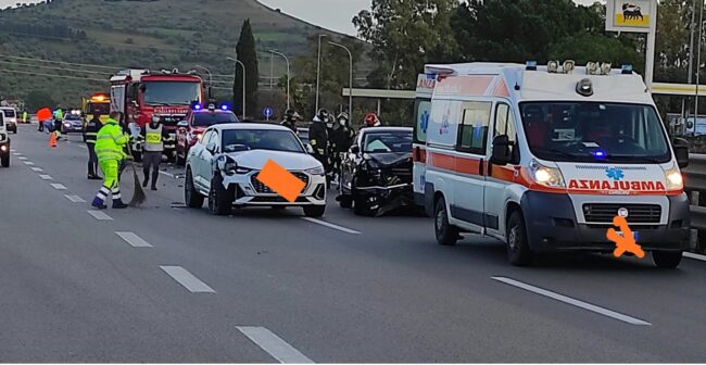 Incidente sulla Catania-Palermo, scontro tra due auto: traffico letteralmente paralizzato, ambulanza sul posto