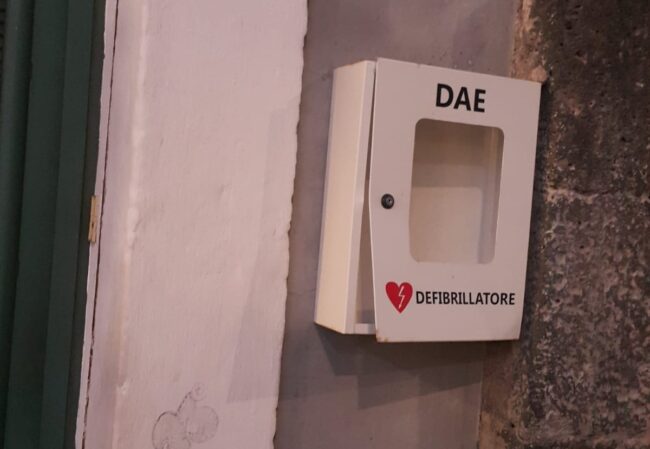 Catania, rubato defibrillatore donato in ricordo di Raffaele Barresi. Il padre: “Gesto vile e vigliacco, restituitelo”
