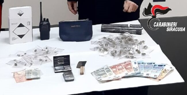 Droga nascosta in un posto impensabile: arrestato pusher che spacciava da casa