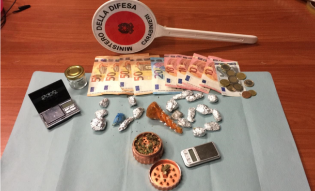 Ragusa, due soggetti sorpresi a spacciare: droga e contanti per due giovani 20enni