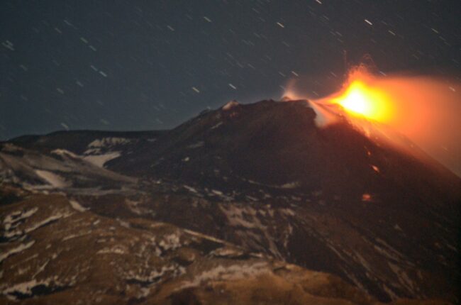Catania, eruzione dell’Etna. INGV: “Colata in raffreddamento. Continua debole attività stromboliana”