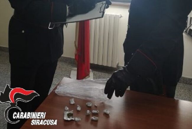 Minacce, droga ed evasione: 50enne arrestato tre volte in un giorno