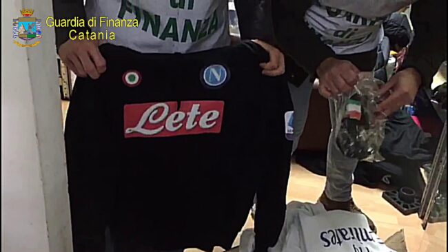 Mascherine e capi d’abbigliamento contraffatti venduti online: denunciati due fratelli catanesi – FOTO