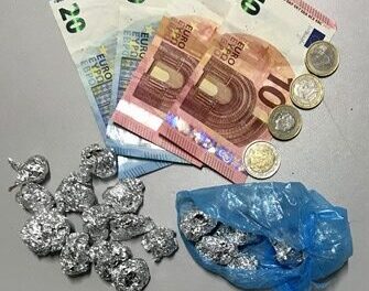 Adrano, scooter senza targa e assicurazione: giovani con droga, un arresto e 9mila euro di multe