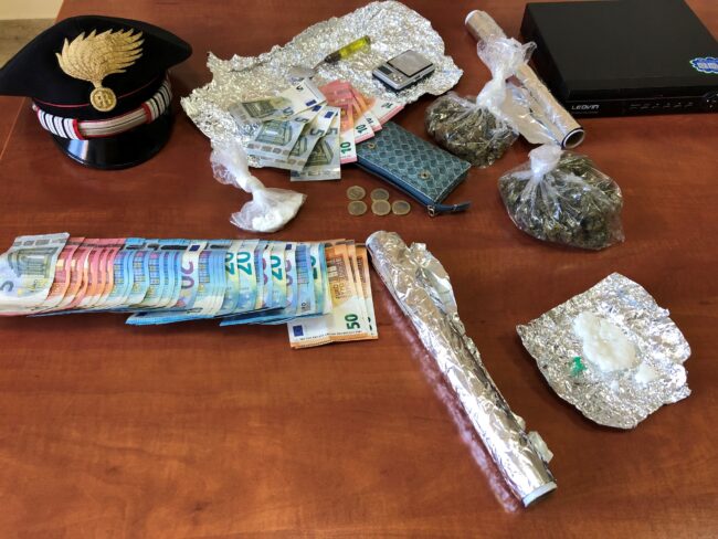 Droga in casa e quasi 10mila euro in auto: 31enne arrestato con nonna e amico