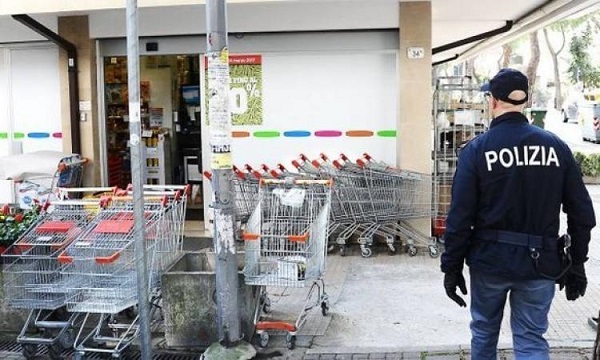 Ruba prodotti al supermercato e tenta la fuga: 40enne incastrato dagli agenti, denunciato