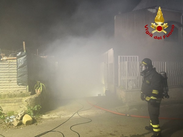 Doppio incendio a Palermo, fiamme in un magazzino e in una abitazione – FOTO e VIDEO