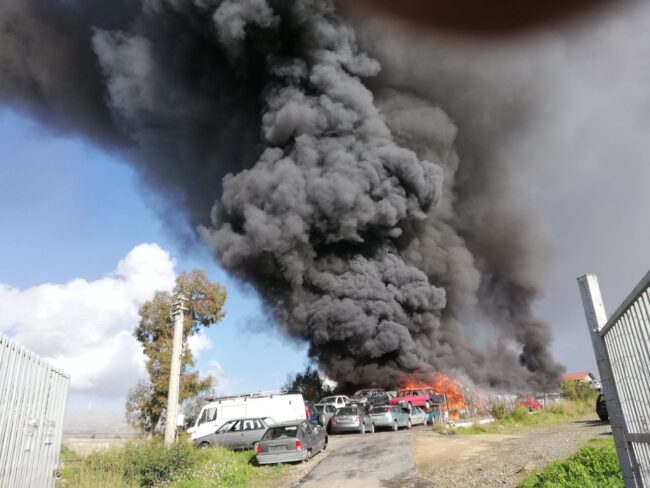Vasto incendio nel Catanese: un centinaio di auto in fiamme, le FOTO e i VIDEO di quanto sta accadendo