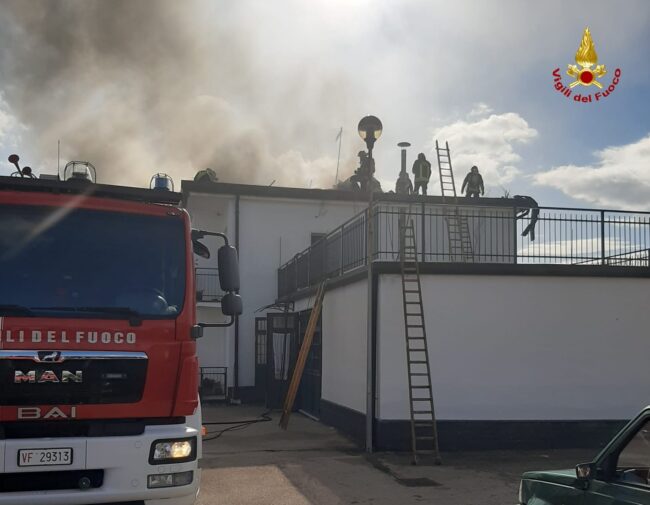 Incendio nel Catanese, tetto di una palazzina di via Alcide de Gasperi in fiamme: occupanti evacuati – Le FOTO