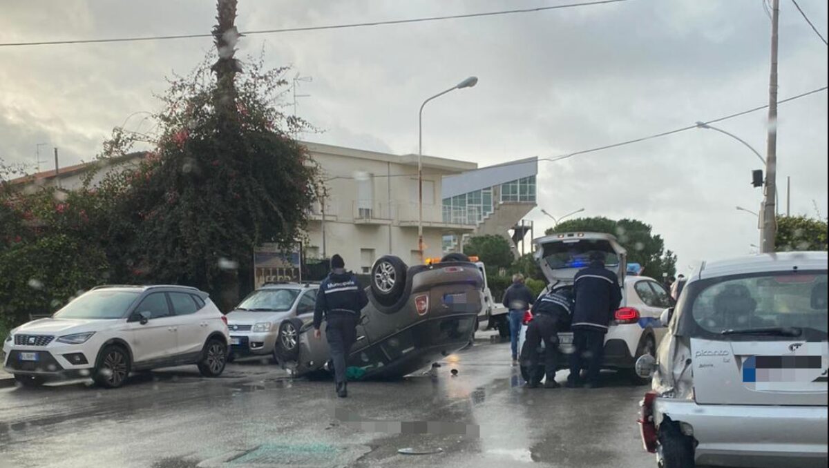 Incidente di fronte alla Cittadella, auto tampona mezzo parcheggiato e si ribalta