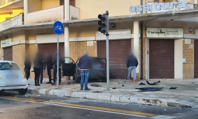 Incidente a Siracusa, auto contro il muro di un palazzo: conducente miracolosamente illeso, auto distrutta
