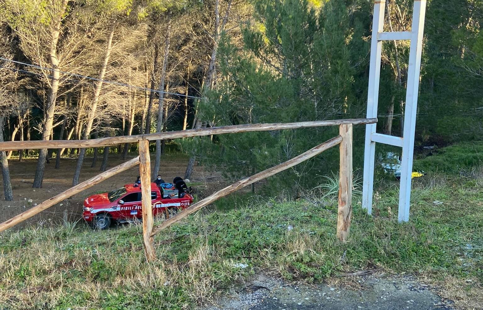 Sicilia, ancora un incidente mortale: auto in un burrone, deceduto il marito. La moglie è in gravi condizioni