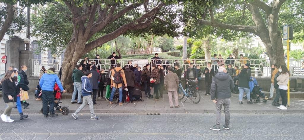 Catania, manifestazione senza mascherina davanti la villa Bellini: denunciati promotori e partecipanti