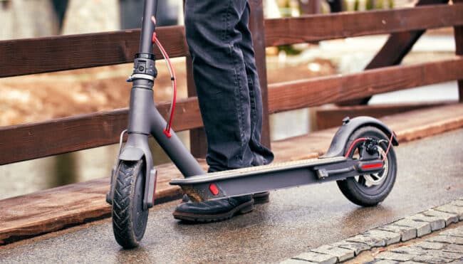 Monopattini elettrici, nuove regole: vietati ai minori, NO spostamenti dopo il tramonto e obbligo di assicurazione