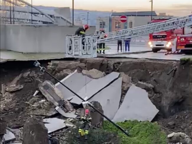 Napoli, dal boato alla voragine: auto inghiottite nel parcheggio dell’ospedale – IL VIDEO IN DIRETTA