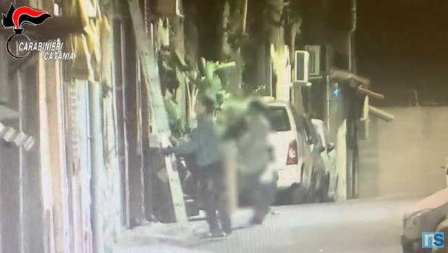 Catania e i pusher col Reddito: droga “a domicilio”, lo spaccio in via Concordia con l’aiuto della moglie