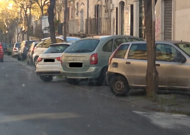 Parcheggio selvaggio a Catania. Saverino: “La gente è esasperata, costretta a soluzioni artistiche”