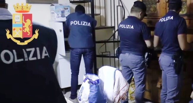 Gela, cocaina nascosta nel controsoffitto della camera da letto: arrestato uno spacciatore