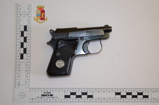 Marocchino con pistola addosso, fermato e arrestato: nascondeva una semiautomatica