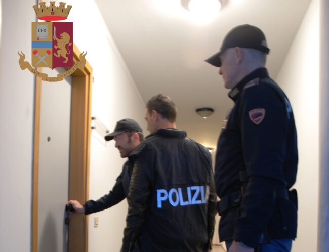 Sorpreso mentre aggredisce la famiglia, prende a calci e pugni i poliziotti: denunciato 40enne a Caltanissetta