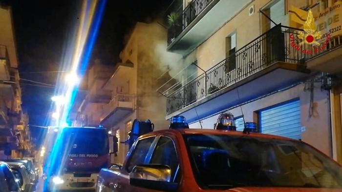 Ragusa, incendio in casa: coperta elettrica in fiamme, salvata una donna. Condominio evacuato – IL VIDEO