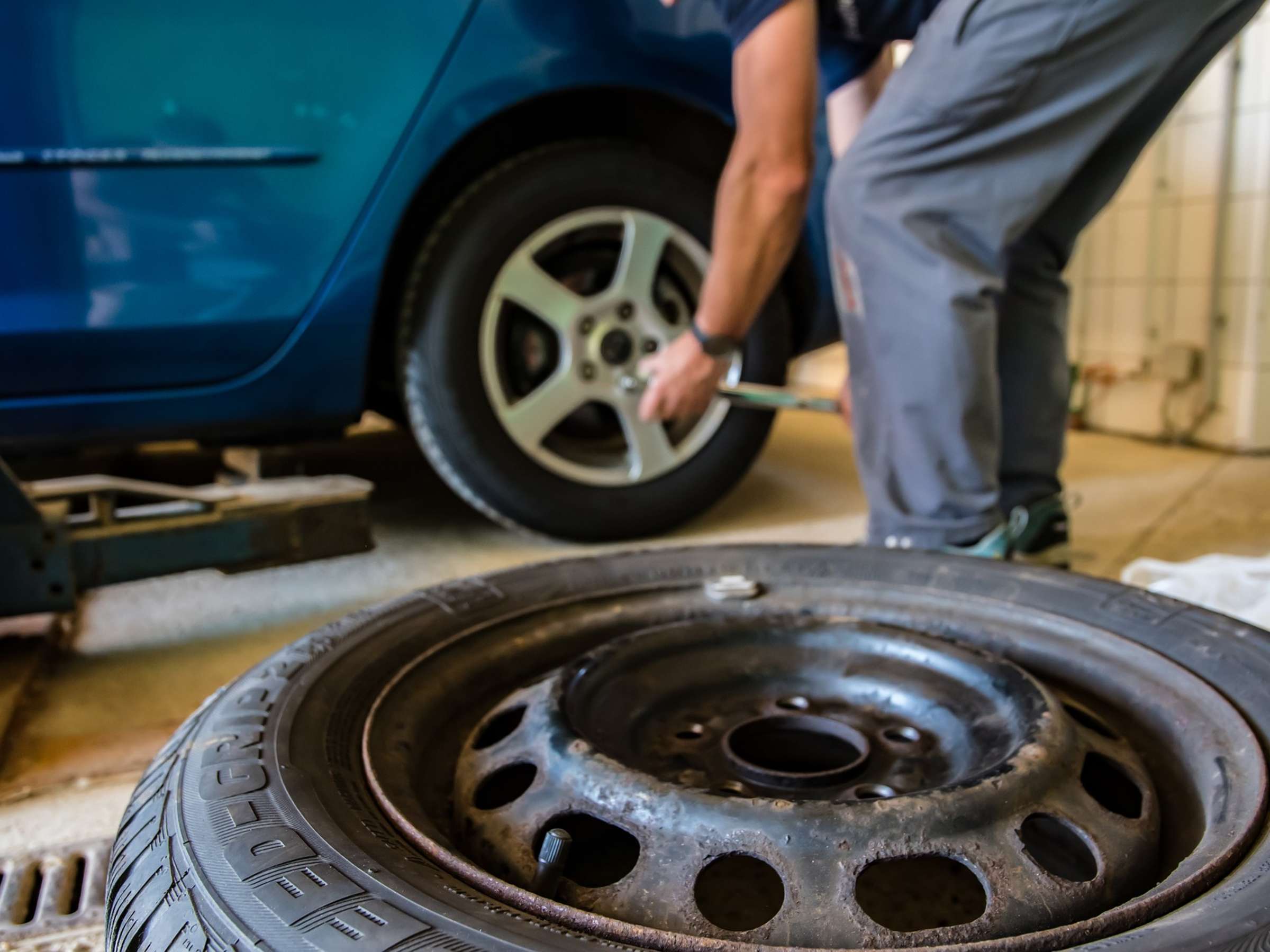 Operazione “Dirty Cars”: furti d’auto, riciclaggio e truffe alle assicurazioni. 16 arresti, in manette anche un poliziotto e un carabiniere