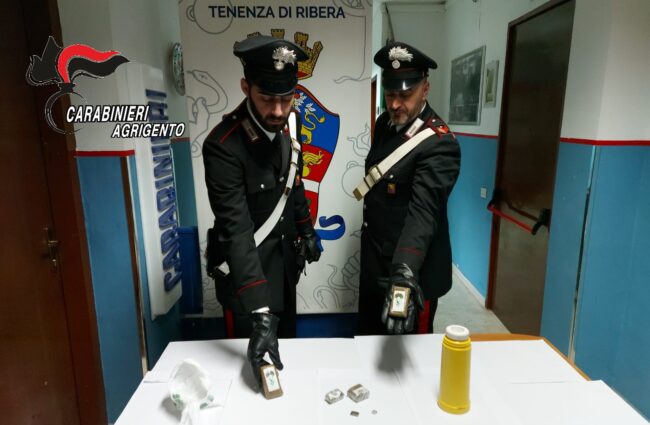 Detenzione e spaccio di droga, hashish nascosto in un thermos: arrestato 22enne