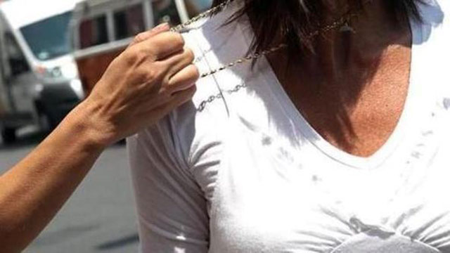 Scippa con violenza la collana a una 60enne: fermato e arrestato pregiudicato a Palermo
