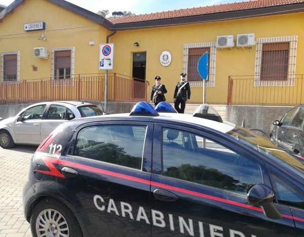 Maxi schermo di sorveglianza in casa per spacciare marijuana: 21enne arrestato a Messina