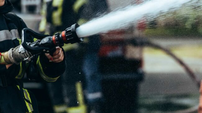 Paura in strada, autobus dell’Amat va in fiamme: passeggeri abbandonano mezzo, vigili del fuoco in azione