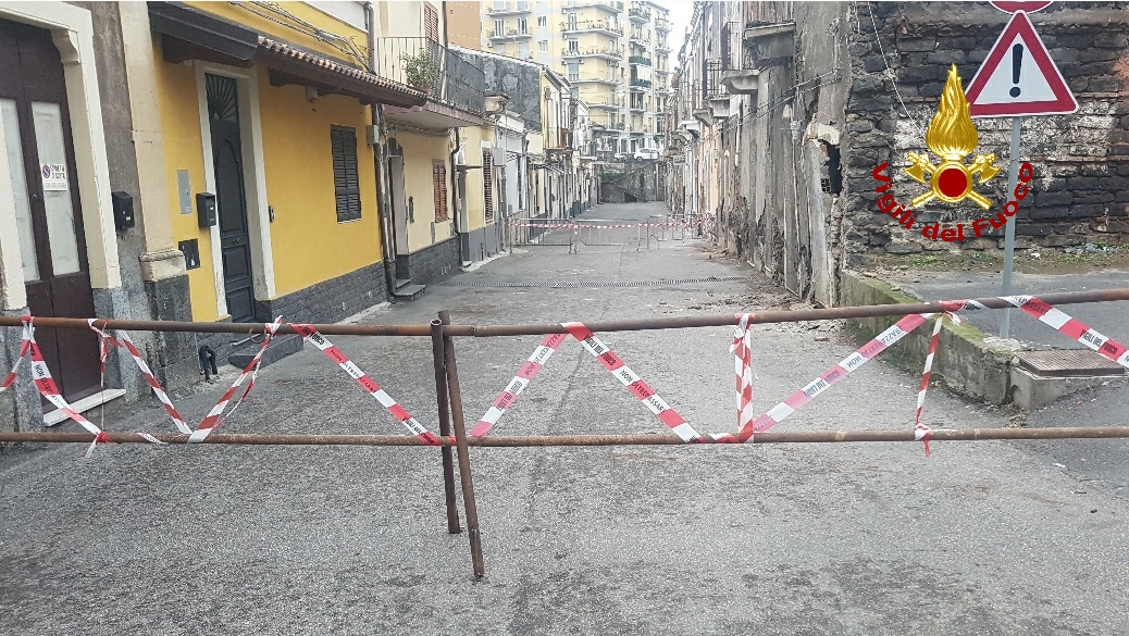 Catania, casa disabitata crolla parzialmente: 4 famiglie di un edificio vicino sgomberate, chiuso tratto di via Volturno – FOTO