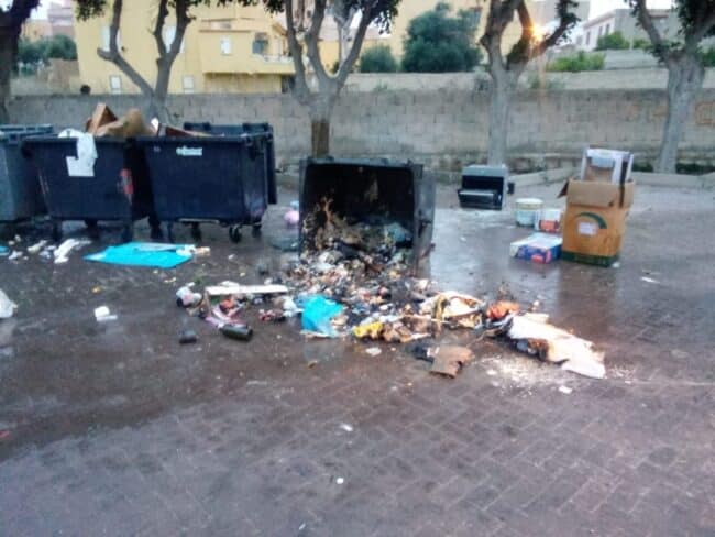 Cassonetti dati alle fiamme a Lampedusa, sindaco Martello: “Atto di inciviltà che sporca l’immagine dell’isola”