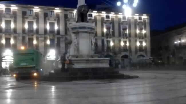 Cenere vulcanica, a Catania iniziano le pulizie straordinarie: “Dureranno poco, sceglieremo un giorno per buttare i sacchi pieni”
