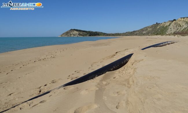 Spiagge siciliane in balìa dei detriti: maxi tubo delle fognature ritrovato dagli ambientalisti