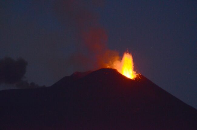 Etna, aumenta l’intensità dell’attività stromboliana: due bocche interessate, i dettagli
